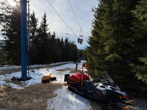 Turistky zůstaly viset na jedné z nejstarších lanovek v ČR, dolů je spustili horští záchranáři