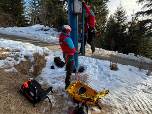 Turistky zůstaly viset na jedné z nejstarších lanovek v ČR, dolů je spustili horští záchranáři