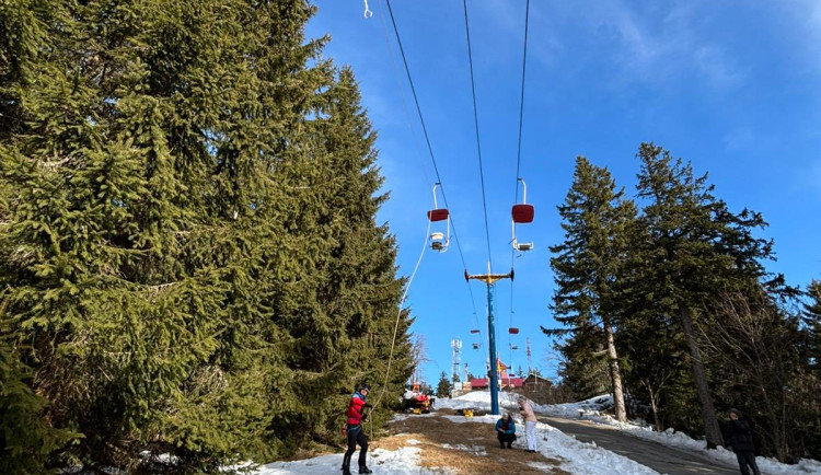 Turistky zůstaly viset na jedné z nejstarších lanovek v ČR, dolů je spustili horští záchranáři