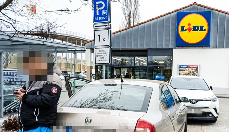 Muž parkoval kde neměl a na to také dojel