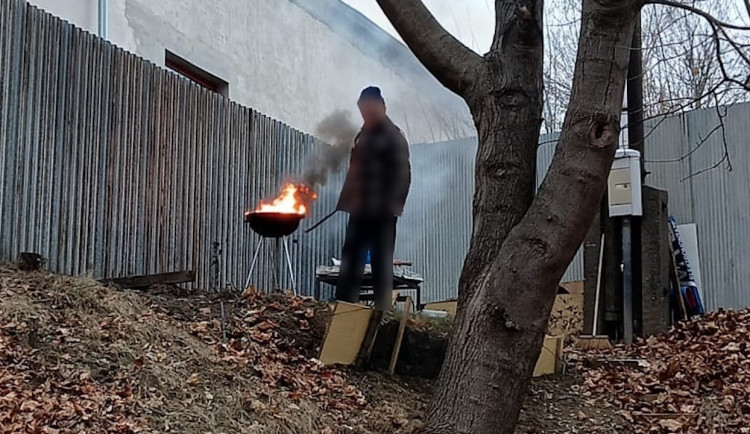 Na ohni nebylo maso, ale měděné kabely. Muž v Táboře opaloval izolaci na zahradním grilu