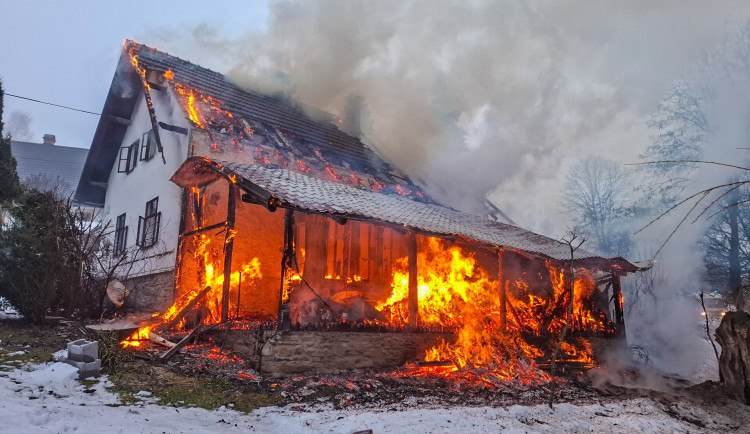 U Malé Moravy vyhořela chata. Škoda bude v milionech, zasahovalo šest jednotek