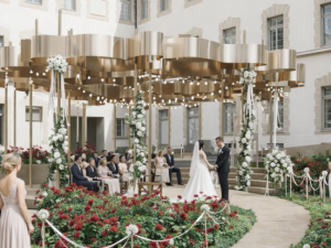 Na místě bývalých veřejných toalet vyroste za radnicí romantický svatební dvorek