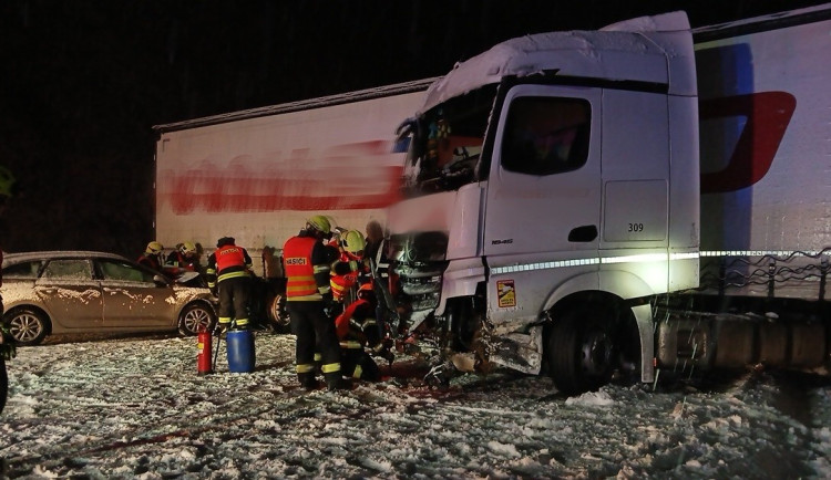Nehody osobních aut i zaseklé kamiony. Namrzlé silnice potrápily řidiče