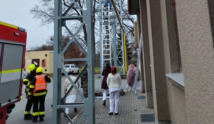 Snímek zachycuje první zásah v nemocnici ze 3. prosince