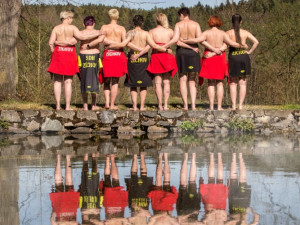 Před chlapama jsme to tutlaly, říkají hasičky. Nafotily odvážný kalendář pro dobrou věc