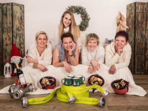 Před chlapama jsme to tutlaly, říkají hasičky. Nafotily odvážný kalendář pro dobrou věc