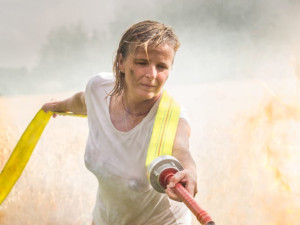 Před chlapama jsme to tutlaly, říkají hasičky. Nafotily odvážný kalendář pro dobrou věc