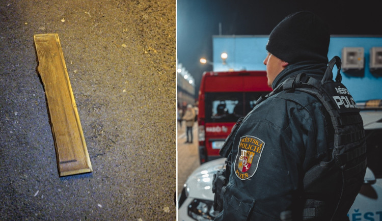 Útočník použil jako zbraň část poničených dveří