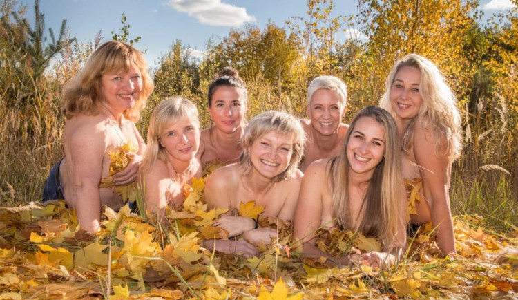 Před chlapama jsme to tutlaly, říkají hasičky. Nafotily odvážný kalendář pro dobrou věc