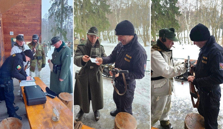 Zbraně mužů v uniformách Wehrmachtu i U.S. Army pořádně proklepla policie
