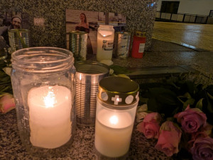 U pomníku Díky, Ameriko! hoří svíčky za oběti střelby v Minneapolisu, poprvé se tam i protestuje