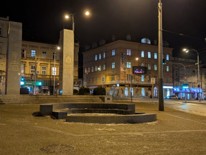 U pomníku Díky, Ameriko! hoří svíčky za oběti střelby v Minneapolisu, poprvé se tam i protestuje
