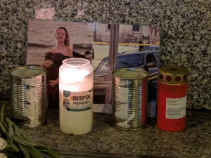 U pomníku Díky, Ameriko! hoří svíčky za oběti střelby v Minneapolisu, poprvé se tam i protestuje