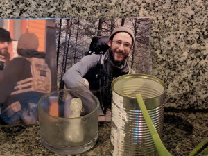 U pomníku Díky, Ameriko! hoří svíčky za oběti střelby v Minneapolisu, poprvé se tam i protestuje