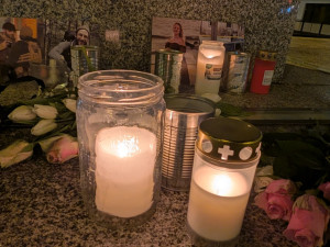 U pomníku Díky, Ameriko! hoří svíčky za oběti střelby v Minneapolisu, poprvé se tam i protestuje