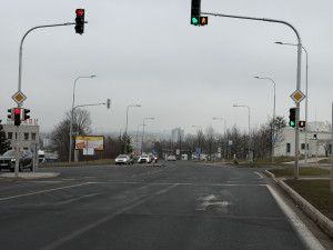 Další kritika nového obřího kruháče. Nastříkané šipky z vozovky mizí, řidiči tápou