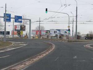 Další kritika nového obřího kruháče. Nastříkané šipky z vozovky mizí, řidiči tápou