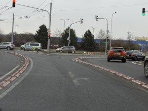 Další kritika nového obřího kruháče. Nastříkané šipky z vozovky mizí, řidiči tápou