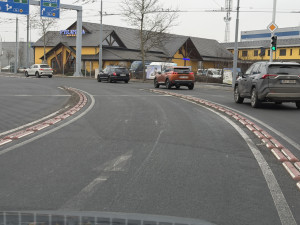 Další kritika nového obřího kruháče. Nastříkané šipky z vozovky mizí, řidiči tápou