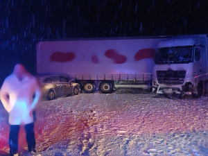 VIDEO: Řidiči zcela ignorovali hasiče, kteří jeli k nehodě na dálnici D5