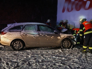 VIDEO: Řidiči zcela ignorovali hasiče, kteří jeli k nehodě na dálnici D5