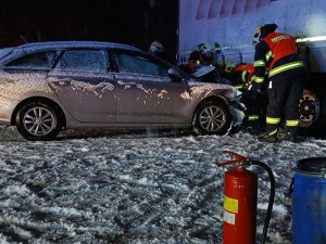 VIDEO: Řidiči zcela ignorovali hasiče, kteří jeli k nehodě na dálnici D5