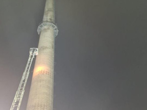 Záchranná akce na 90metrovém komínu. Nešťastný muž tam chtěl ukončit život