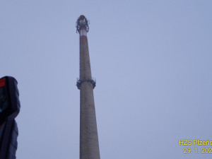 Záchranná akce na 90metrovém komínu. Nešťastný muž tam chtěl ukončit život