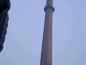 Záchranná akce na 90metrovém komínu. Nešťastný muž tam chtěl ukončit život