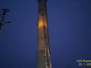 Záchranná akce na 90metrovém komínu. Nešťastný muž tam chtěl ukončit život