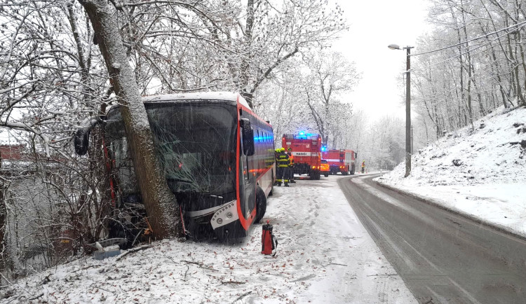 Sníh ochromil silnice i dálnici D5. Hasiči se záchranáři vyjíždí k řadě nehod