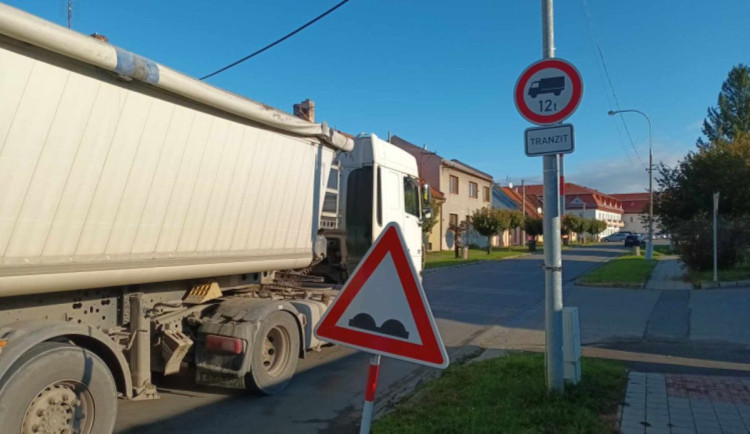Stopka pro těžké kamiony na trase z Olomouce na Kojetín bude platit trvale. Obce se radují