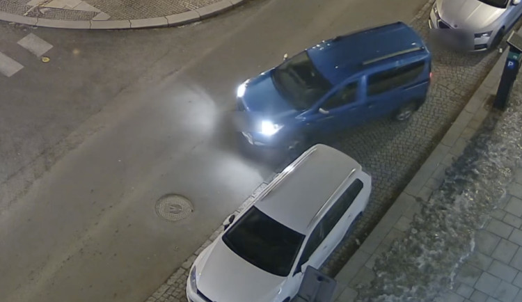 Vztek za volantem v Táboře. Řidič úmyslně urazil zrcátko zaparkovaného auta a ještě ho přejel