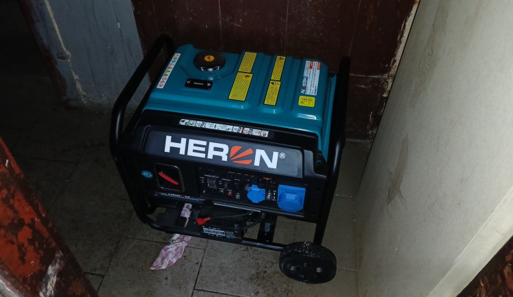 Benzinová elektrocentrála přiotrávila obyvatele domu, chlapec skončil v nemocnici