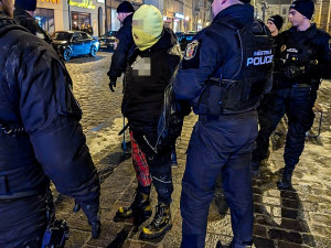 Policejní zákrok proti zakuklenému muži s pálkou