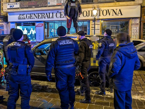 Policejní zákrok proti zakuklenému muži s pálkou