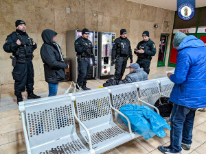 Zakuklený potížista s baseballovou pálkou tančil na autě a hlasitou hudbou rušil noční klid