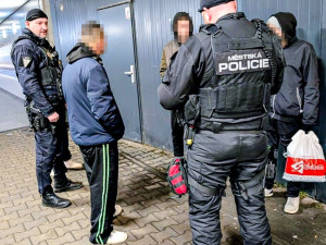 Zakuklený potížista s baseballovou pálkou tančil na autě a hlasitou hudbou rušil noční klid