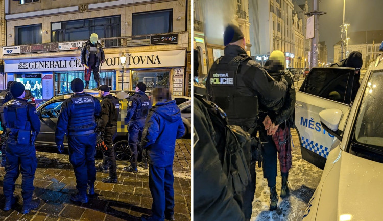 Policejní zákrok proti zakuklenému muži s pálkou