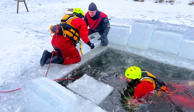 Propadli se pod led. Kapličtí hasiči trénovali záchranu v ledové vodě