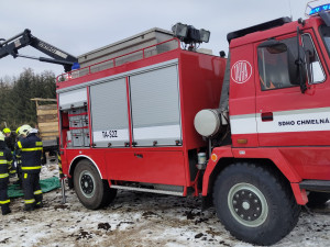 Kůň upadl na zem a nedokázal vstát. Na pomoc přijeli hasiči s hydraulickou rukou