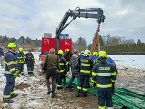 Kůň upadl na zem a nedokázal vstát. Na pomoc přijeli hasiči s hydraulickou rukou