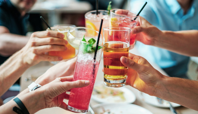Alkohol zabije v Česku ročně až 7 tisíc lidí, poukázat na závislost může Suchej únor