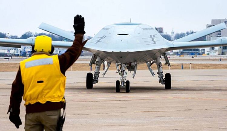 Když taxuje dron — MQ‑25A zkouší nahradit člověka na palubě