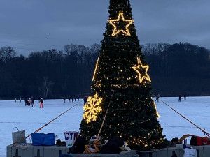 V prosinci se na přehradě hojně bruslilo. Aktuálně to už není bezpečné.