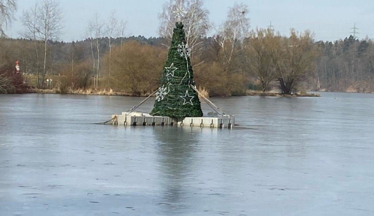 Led uvěznil plovoucí vánoční stromek na přehradě, loni tam vydržel až do března