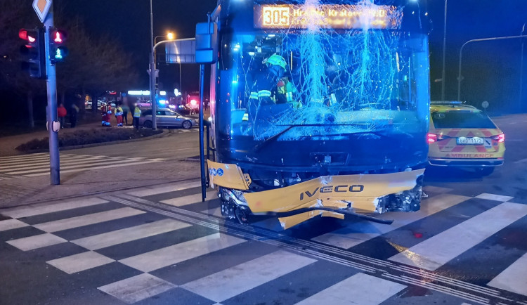 Hromadná bouračka v Hradci: v ulici Víta Nejedlého se včera večer srazil autobus a pět aut