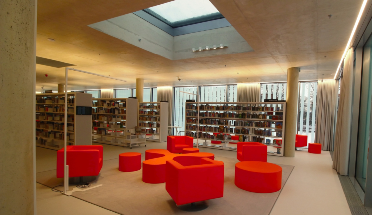 Zájem o tištěné knihy v Budějcích neklesá. Knihovna ročně investuje miliony do novinek