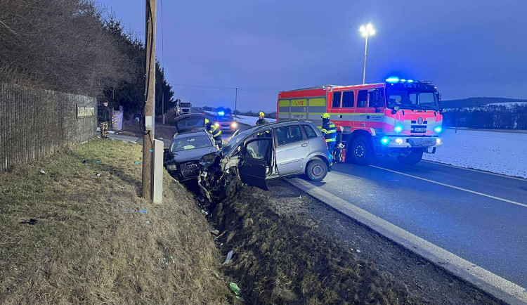 Jedna osoba zahynula při hromadném střetu čtyř vozidel. Další tři lidé se zranili